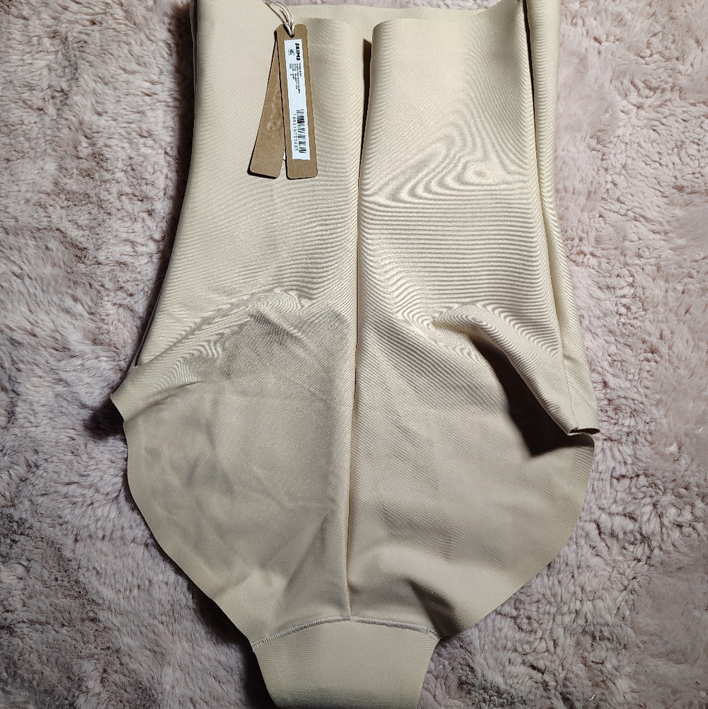 $74 Skims Body Core Sculpting High Waist Brief Medium - Picture 6 of 7